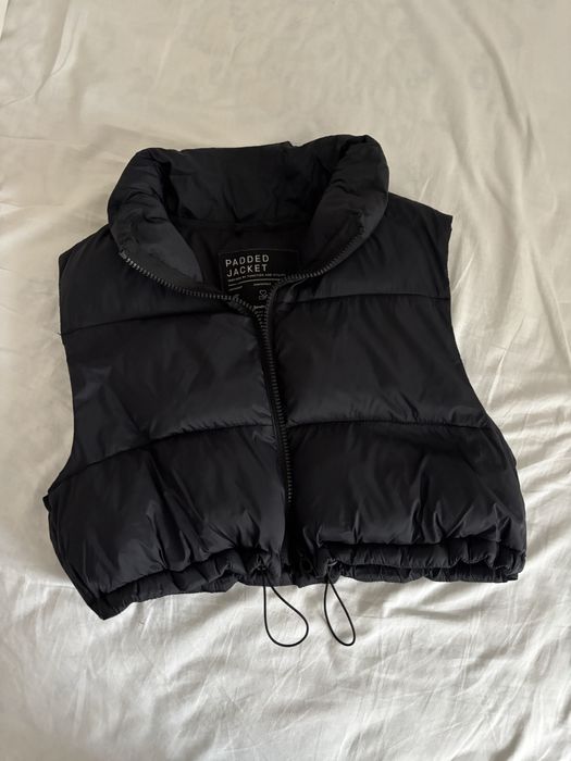 чорна безрукавка коротка