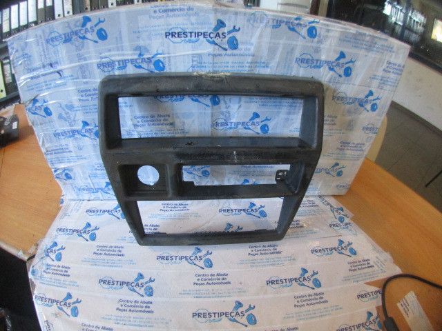 Moldura da consola central / rádio / aro NISSAN Pick Up II (D21)
