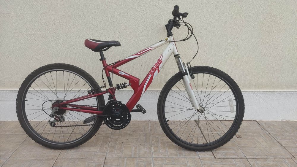 Bicicleta adulto, roda 26" com dupla suspensão.