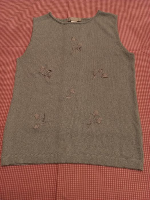 Blusa com aplicações em tecido e bordado