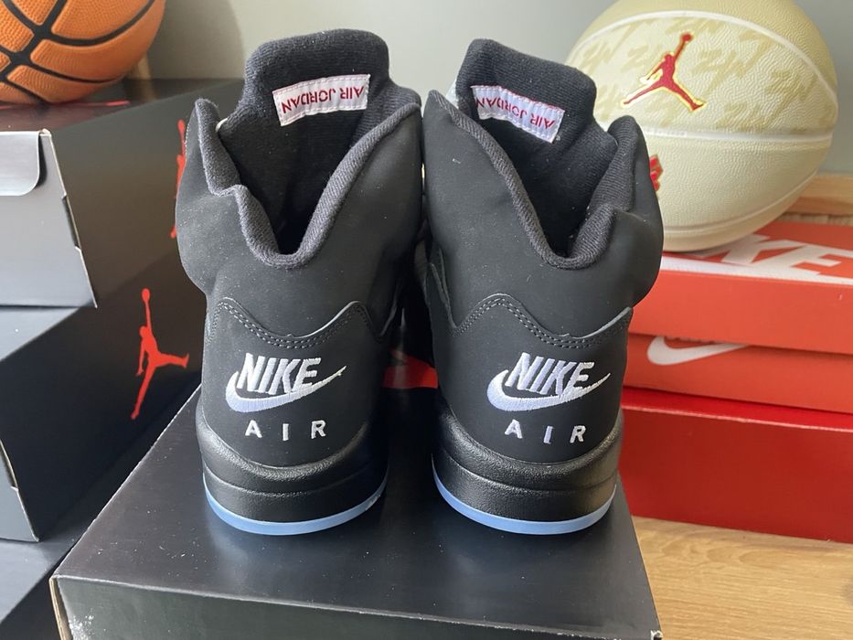 Air Jordan 5 Metallic Black в наявності