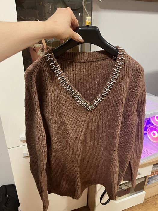 Sweter brązowy ozdobny dekolt koraliki obszerny oversize
