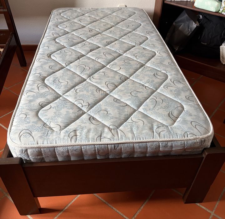 Cama de solteiro + colchão – 100€