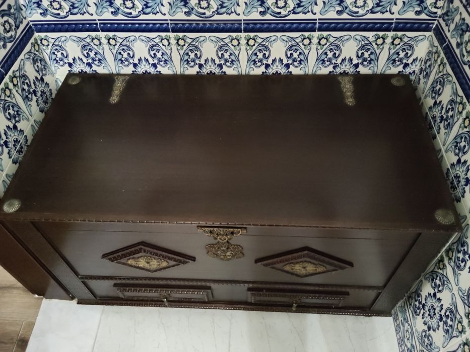 Baú de Madeira Escura Decorado - Espaçoso e Elegante