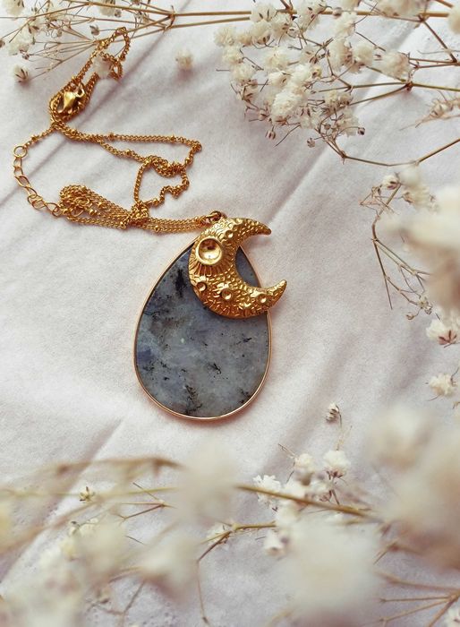pozałacany łańcuszek z księżycem i labradorytem