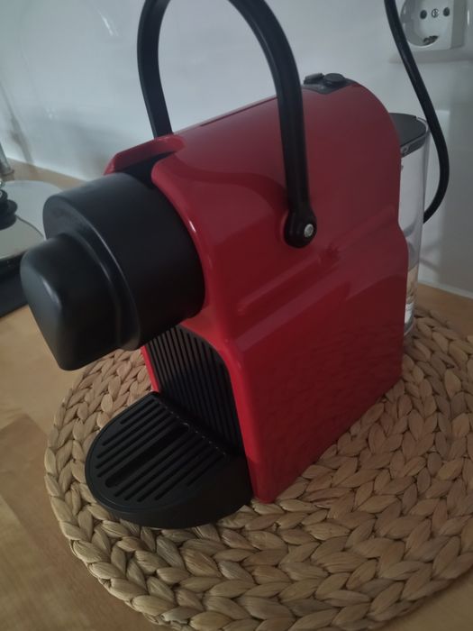 Máquina Café Nespresso Inissia Vermelha