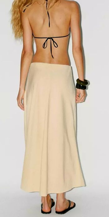 Saia midi da Nova coleção da Zara 2025 na cor baunilha
