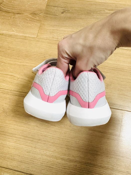 Сірі текстильні дитячі кросівки для дівчаток adidas RUNFALCON 3.0 EL K