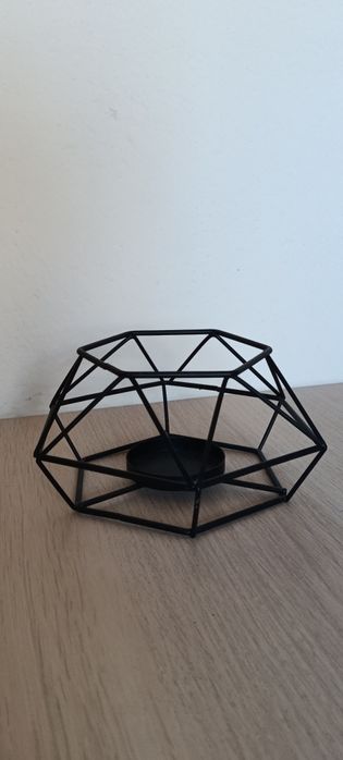 Castiçal dourado e preto