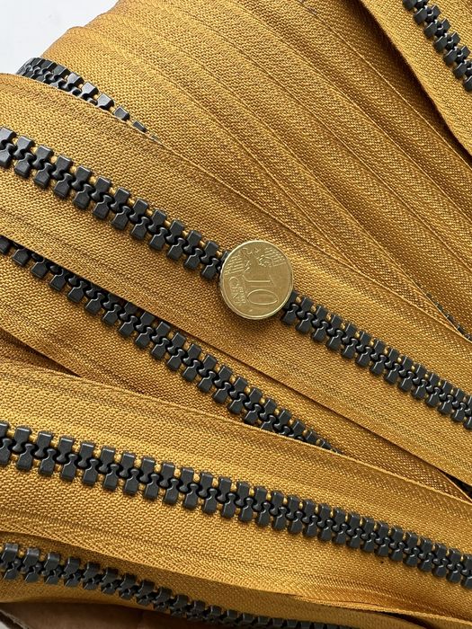 Cerca de 50 metros de Fecho de cor Mostarda