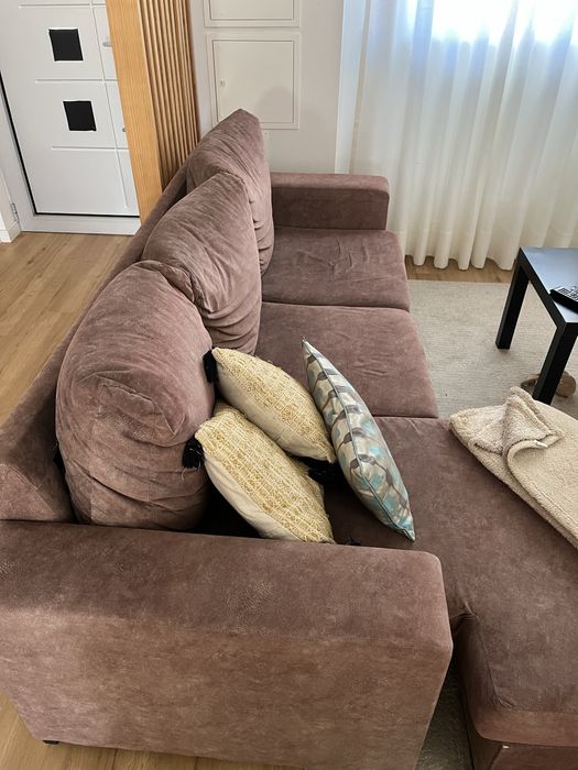 Sofa tres lugares com chaise longue castanho