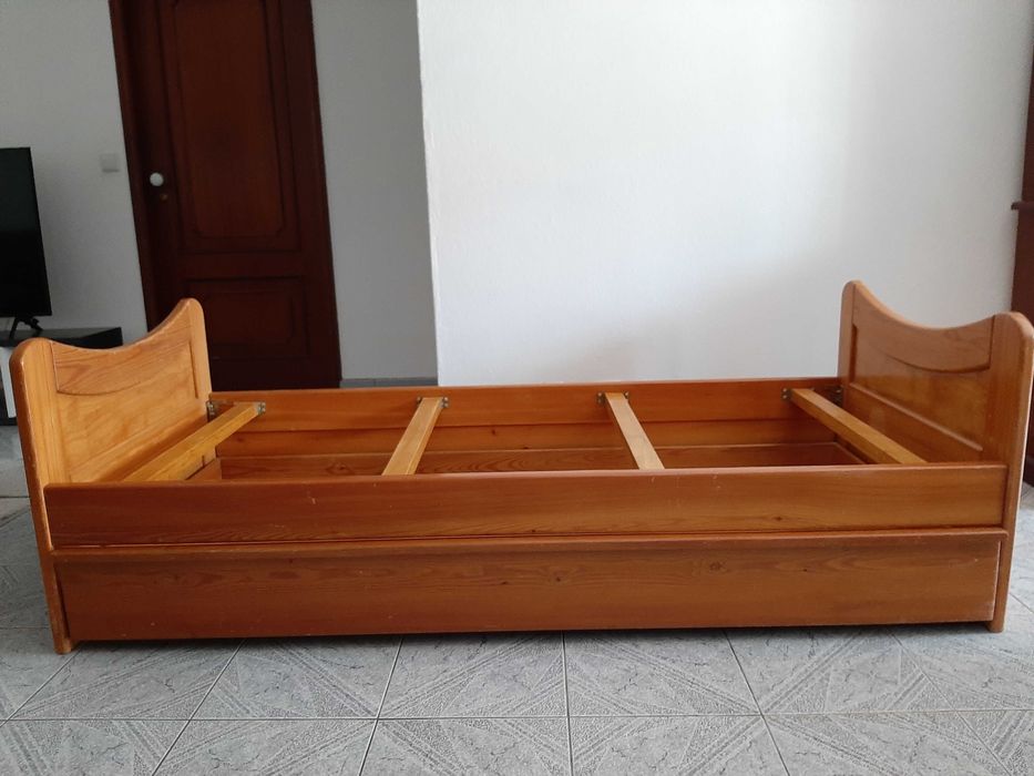 Cama individual com 1 gaveta de arrumação