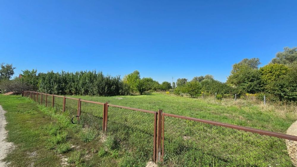 Продаж земельної ділянки біля озера