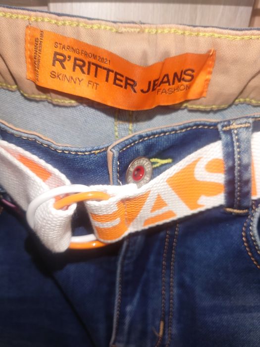 Dżinsy z paskiem skiny