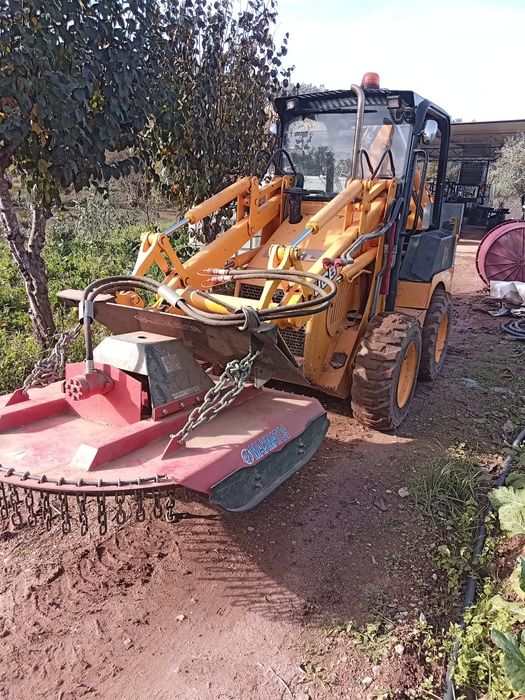 Vendo capinadeira para mini retroescavadeira ou Bobcat a óleo
