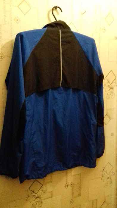 Оригінальна чоловіча спортивна курточка вітровка