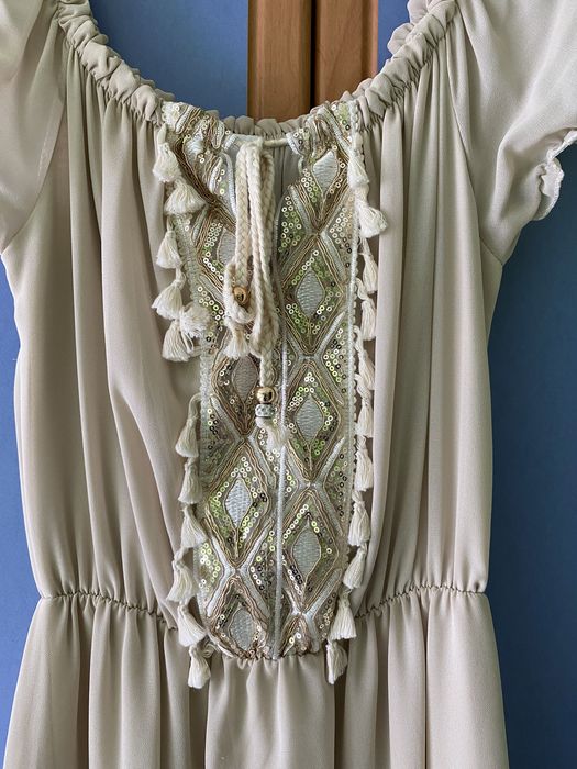 Kremowa nude sukienka hiszpanka boho