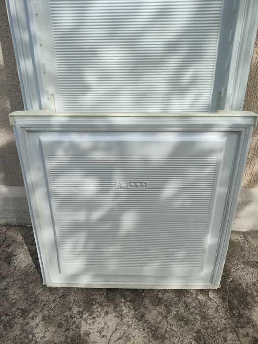 Двері  холодильника Nord; ящички овочеві,тримач дверей Liebherr