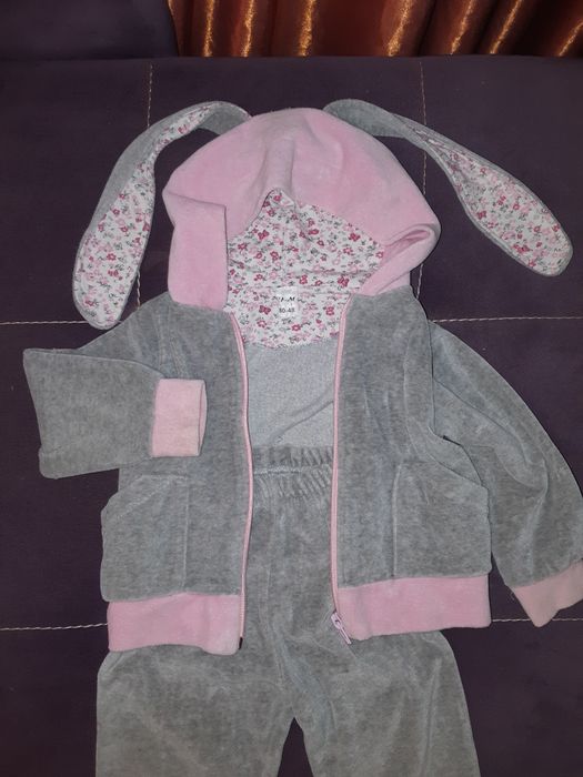 Продам спортивний костюм для дівчинки зайка з вушками (80 р-р)