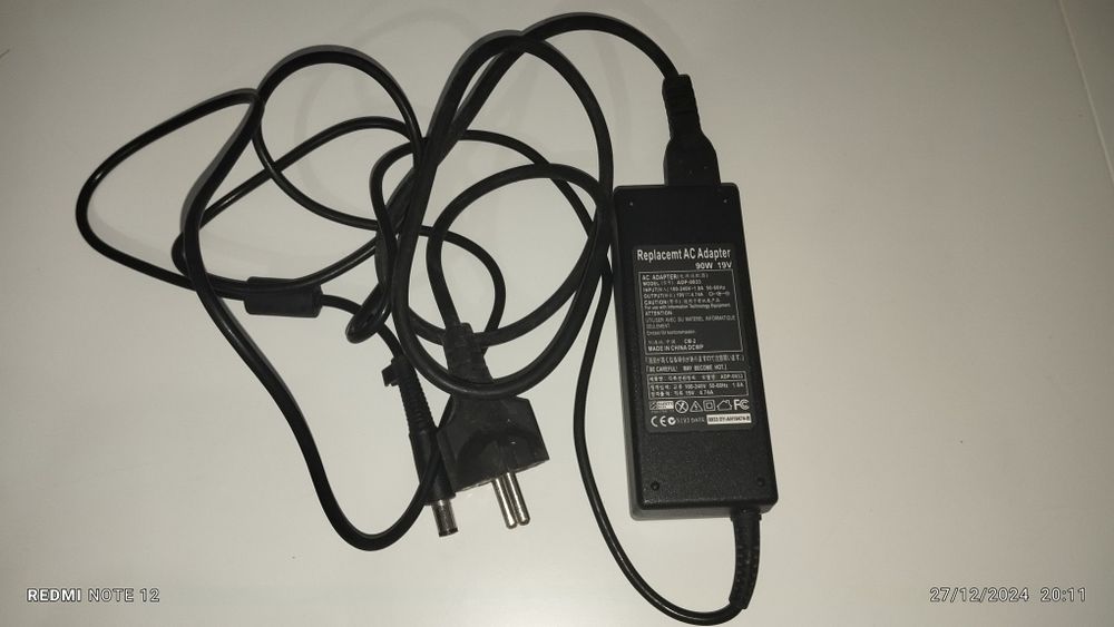 Varios cabos incluido cabo portatil hp, cabo VGA e cabo para wii