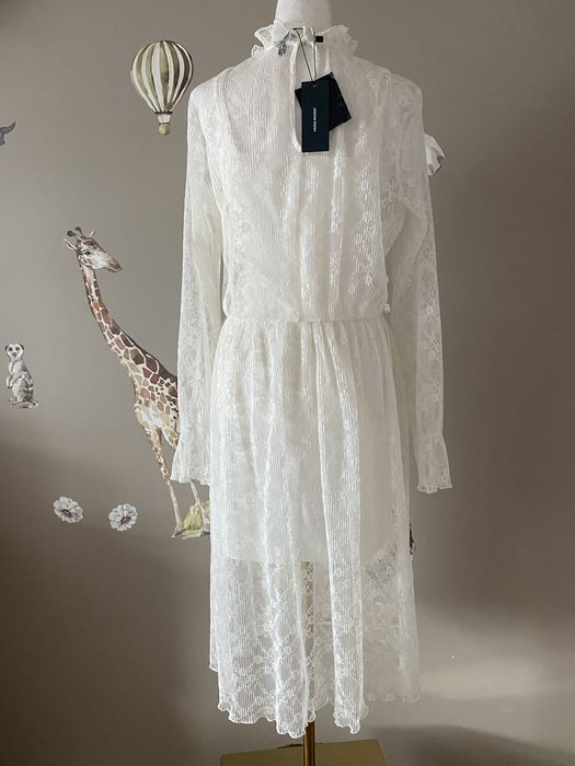 Biała koronkowa sukienka ze stójką wieczór panieński
