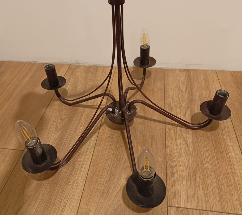 Lampa sufitowa w stylu rustykalnym