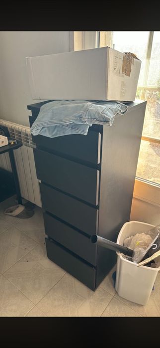Secretaria ikea e cómoda alta preta