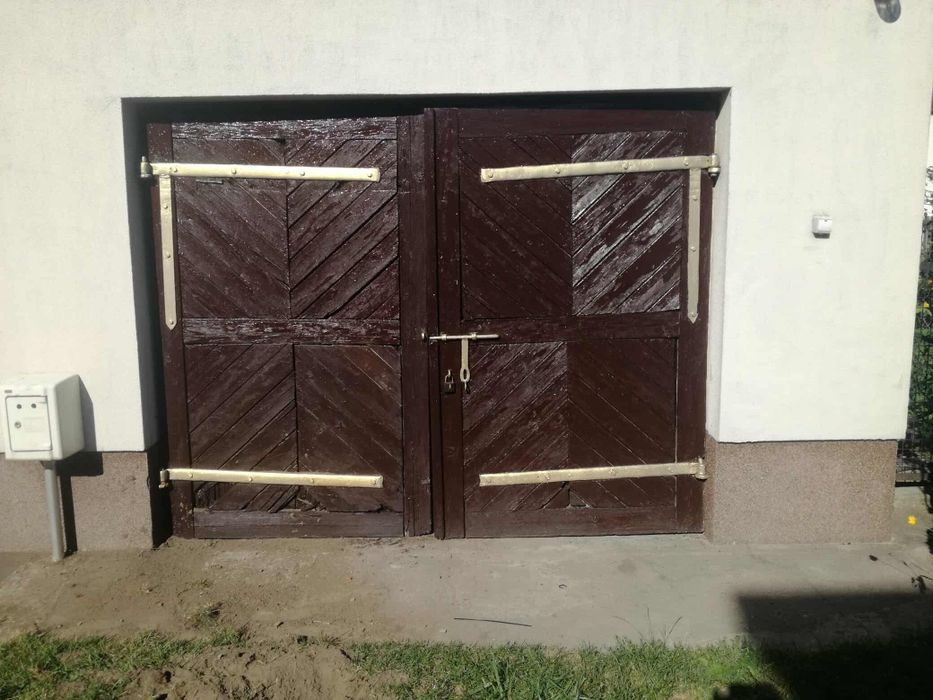 Oddam drzwi garażowe drewniane, brama do komórki stodoły