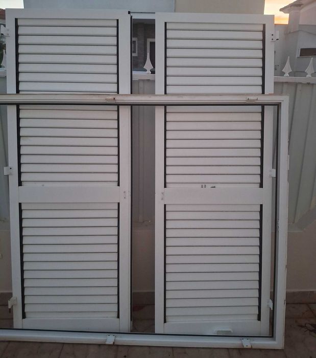 Portada exterior alumínio, branco lacado, lamina amovível, 150cmx200cm