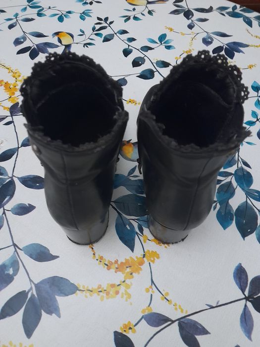 Botins pretos em pele tam 35