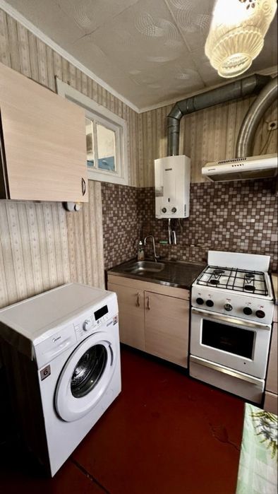 Продам 2 кімнатну квартиру по вул.Смілянській в теплому цегляному будинку