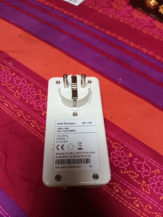 Powerline Devolo dLAN 200 AVplus SE II. 
Permite estender a rede de in