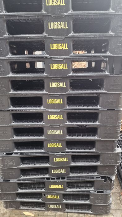 Plastikowe palety 1100x1100mm wys 130mm