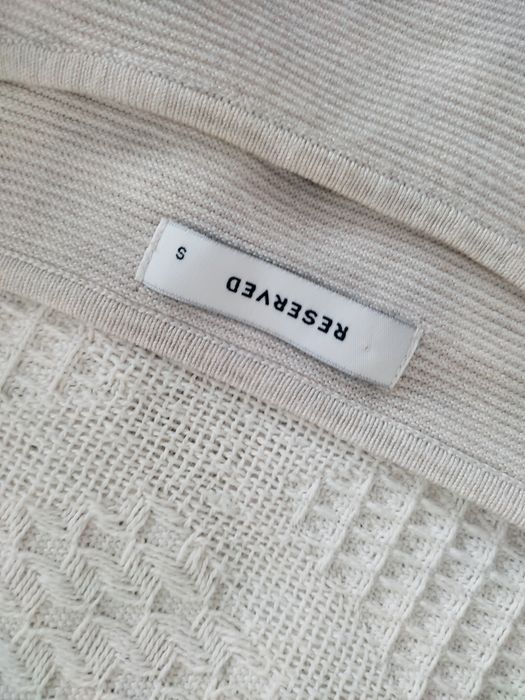 Beżowy sweter o prążkowanej strukturze z wiskozą Reserved roz S