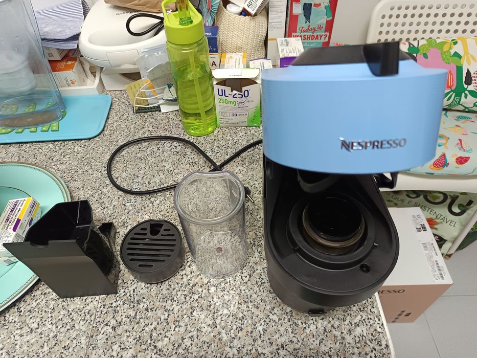 Vendo a máquina nova  de café azul e preto bom estar