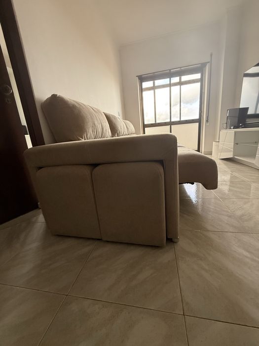 Sofá + chaise long + puffs