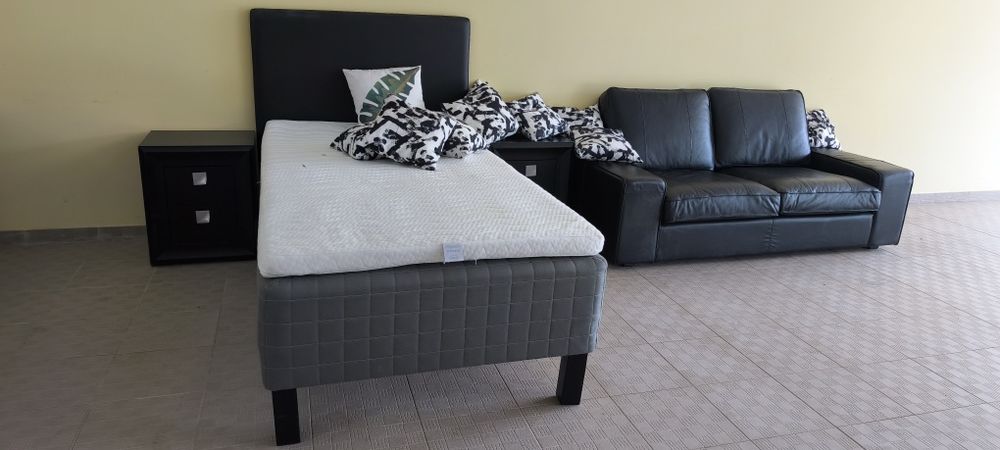 Vendo conjunto de mobiliário completo em excelente estado com design moderno e cores neutras ( preto / cinza) ideal para quarto ou estúdio