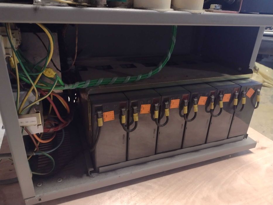 Używane UPS 3000VA 2szt DUŻE 18x 12V7AH - bez aku