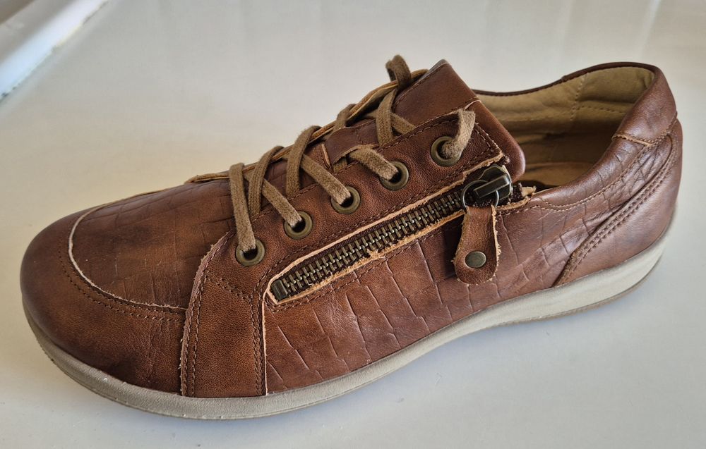 700 zł w salonie HELVESKO roz. 40 skóra naturalna w całości  super stan  barefoot