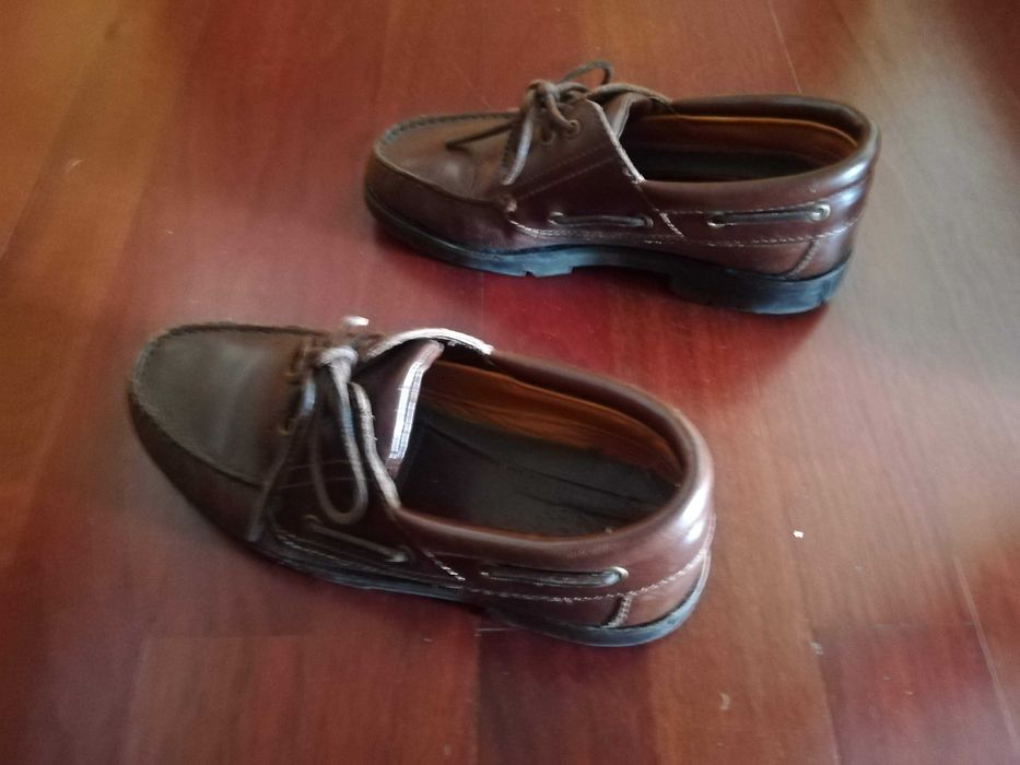 Sapatos em pele, com atacadores e sola de borracha