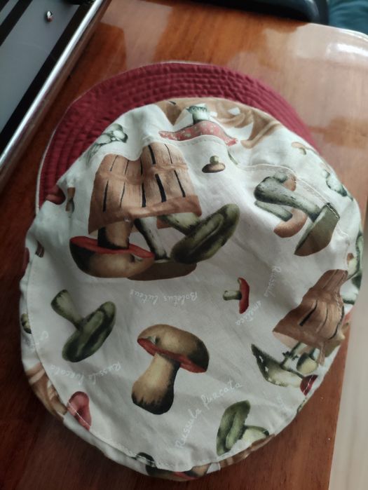 Czapeczka z motywem grzybów