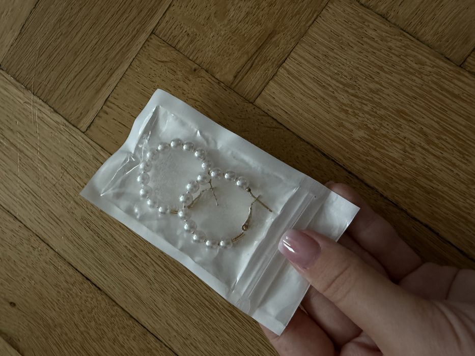 Kokówki i kolczyki ze sztucznymi perłami