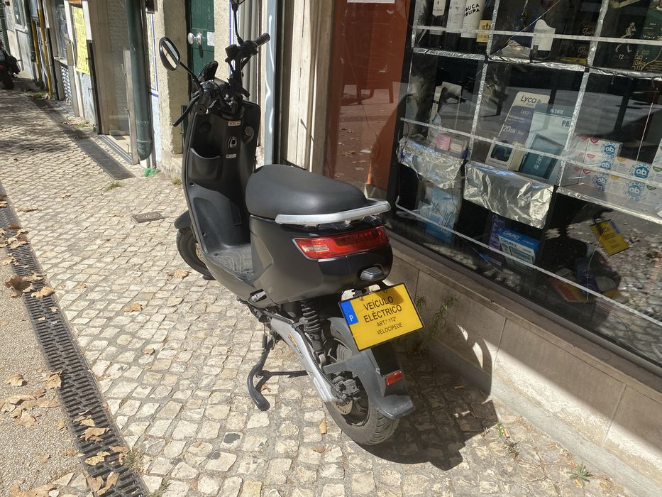 Moto elétrica em ótimo estado.