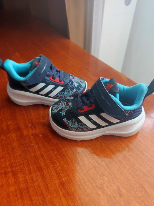 Оригинальные кроссовки adidas marvel