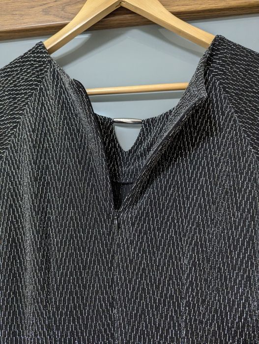 Zwiewna sukienka blyszcząca