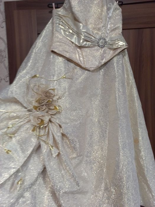 Сукня  з парчі .