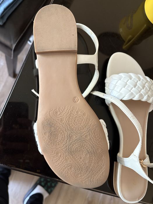 Biale sandałki nowe