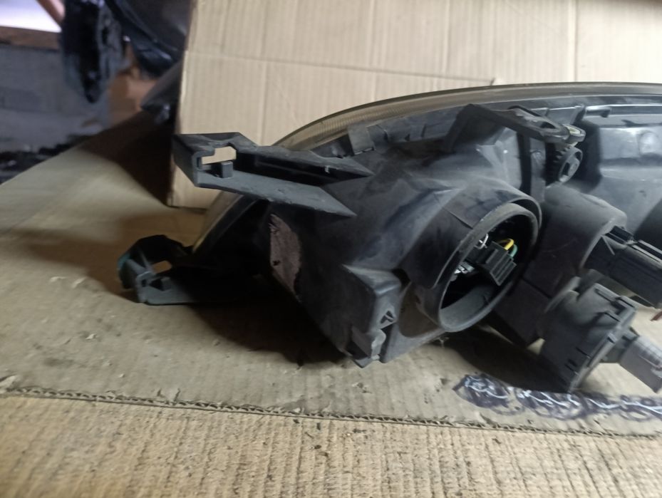 Фара права Toyota Avensis t22 авенсіс т22