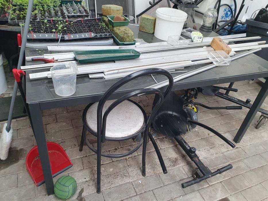 Mesa de metal com tampo em vidro