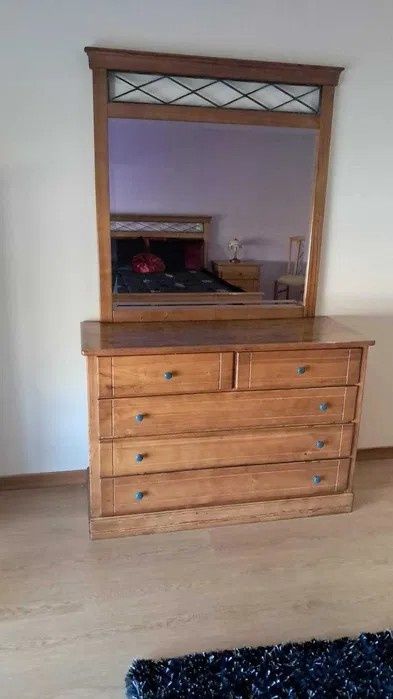 Mobília de quarto completa em madeira.
